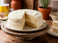 Esse bolo de leite em pó com cobertura cremosa vai te fazer voltar à infância no primeiro pedaço