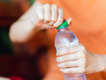 Água na garrafa de plástico faz 100 vezes mais mal do que você imagina, afirma novo estudo