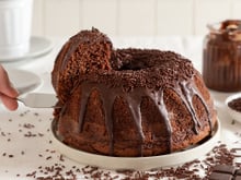 Parece receita de vó, mas é do TudoGostoso: o segredo do bolo de chocolate mais molhadinho para o Dia das Mães