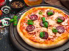 Bateu vontade de pizza? Aprenda uma receita fácil que fica pronta em apenas 5 minutos e sem precisar usar o forno