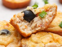 Bolinho de atum que fica pronto em 30 segundos é opção saudável para bebês e ainda funciona como lanche proteico para os adultos