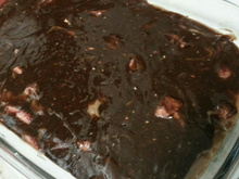Bombom de brigadeiro branco com chocolate e frutas