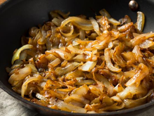 Cebola caramelizada com bacon divina: como fazer de um jeito fácil e rápido; receita vai bem com diversos pratos