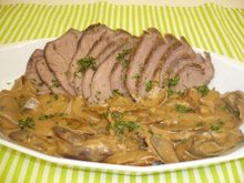 Carne assada ao molho de cebolas