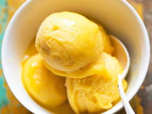 Esse sorvete de manga com apenas 2 ingredientes viralizou nas redes sociais e você precisa fazer na sua casa neste verão