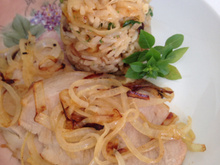 Arroz com frutas secas e cebolas caramelizadas