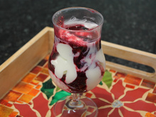 Frozen de iogurte com calda de frutas vermelhas