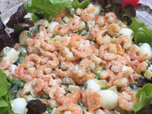 Salada de camarão rosa