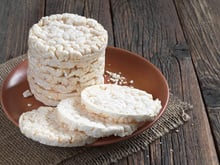 Biscoito de arroz é um lanche saudável? Entenda vantagens e desvantagens no consumo e como incluir na dieta