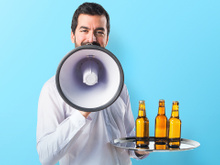 Um garçom adverte aqueles que pedem garrafas de cerveja em bares: “Em vez de reclamar...”