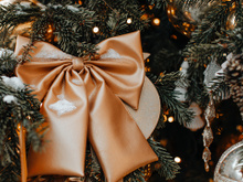 Laço de Natal: 3 jeitos lindos de decorar a sua árvore de Natal com fitas