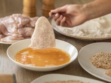 Você sabia que existe uma sequência correta para empanar o bife à milanesa? Fica perfeito desse jeito!