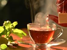 Você pode até beber esses chás, mas eles nunca devem substituir o consumo de água e aqui está o motivo