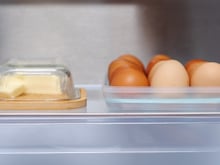 Você tem armazenado ovos incorretamente esse tempo todo? Descubra por que você não deve guardar ovos na porta da geladeira e qual o melhor lugar para colocá-los