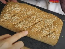 Nem ovo, nem aveia: pão caseiro ZERO FARINHA de 2 ingredientes é vegano e muito fácil de fazer