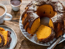O bolo de cenoura não fica embatumado porque bateu demais, mas, sim, pelo excesso desse ingrediente