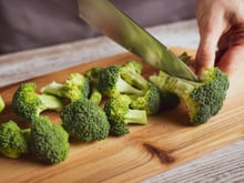 Eis o que você sempre deve fazer com o brócolis antes de cozinhar, mas a maioria das pessoas ignora