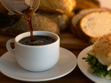 Café gostoso e aromático: tenha uma cafeteira de cápsula com 40% de desconto!