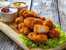 Adeus, frango frito sem graça: depois que aprendi esse método de preparo meu empanado fica crocante e muito saboroso