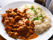 Molho cremoso, carne suculenta e batatinha sauté: o melhor strogonoff de mignon que você vai comer na vida