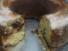 Bolo de fubá molhadinho com goiabada e casquinha de açúcar