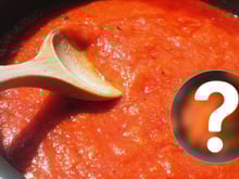 Nem açúcar, nem bicarbonato: esse é o ingrediente que realmente corta a acidez do molho de tomate