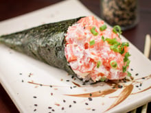 Temaki de salmão com shitake e cebolinha