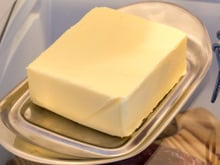 Não deixe a manteiga fora da geladeira nesse calor! Faça isso para amolecer na hora de usar, sem micro-ondas!