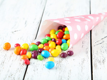 Famoso fabricante de balas tem substância proibida após cientistas apontarem risco de câncer. Entenda 4 aditivos alimentares vetados!