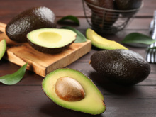 Avocado é abacate? Descubra a diferença entre os frutos e veja como preparar o avocado