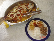 Peixe assado ao molho e batatas