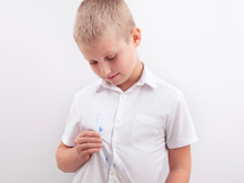 Esse é o melhor truque para limpar as manchas de caneta das roupas do seu filho