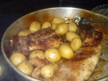 Costelinha de porco com barbecue e batatas