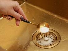 Adeus aos canos entupidos: o método para desobstruir ralos de pias e lavatórios