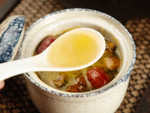 Os chefs concordam: "Para dar mais sabor ao caldo de galinha, o segredo é dourar o frango e os legumes no forno primeiro."