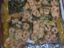 Postas de salmão assado com molho de camarão