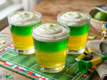 Gelatina verde e amarela de limão com maracujá para ver os jogos da Copa do Mundo
