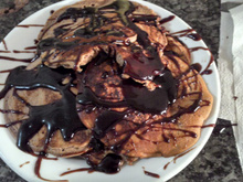 Waffles de chocolate com cobertura de chocolate