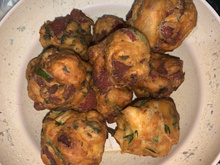 Bolinho salgado de folhas de cenoura