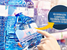 Tomou um susto ao ler "radioativa" no rótulo da garrafa de água? Entenda o que significa e se você deve se preocupar