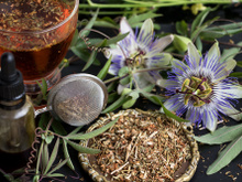 Chás que ajudam a dormir melhor: 5 ervas e suas propriedades