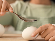 Como saber se o ovo está estragado antes de quebrar: teste simples de 5 segundo é certeiro