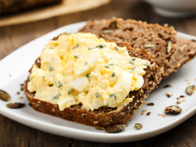 Estou viciada nessa pastinha cremosa de ovo cozido no café da manhã: é fácil de fazer e fica deliciosa em uma torrada crocante