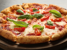 Luciano Ufer, pizzaiolo: “Para que a pizza caseira fique boa, é preciso preparar a massa com antecedência e deixá-la fermentar no frio por horas.”