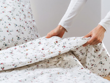 O truque mais fácil para limpar o edredom sem usar a máquina de lavar