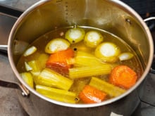 Como fazer um bom caldo de legumes? Para que ele fique rico e saboroso você precisa tostar os ingredientes antes de levar para a panela