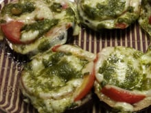 Torre de berinjela com molho pesto