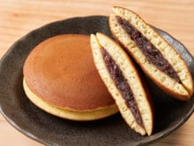 Dorayaki com massa de panqueca doce fofinha recheada com pasta de feijão