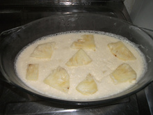 Mousse de abacaxi com pedaços da fruta