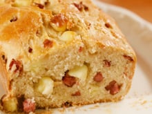 Sobrou arroz na geladeira? Esta receita transforma o ingrediente em um pão fofinho recheado com calabresa e queijo coalho